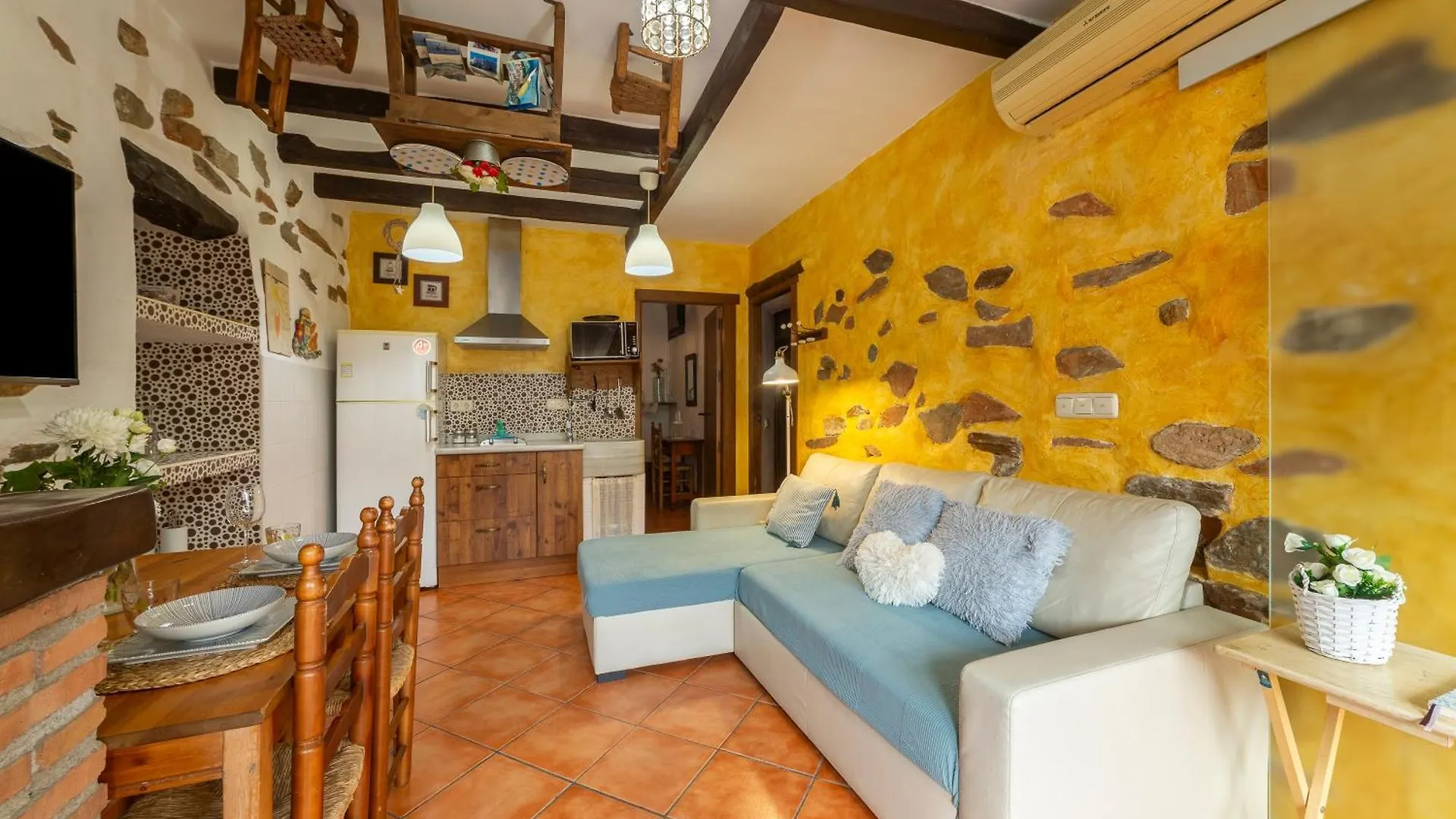 La Casa Al Reves Villa Laroya
